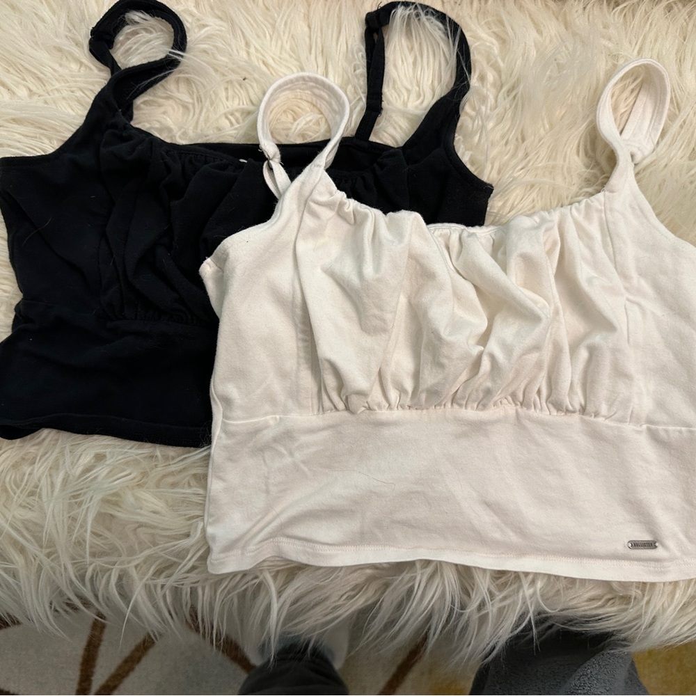 Hollister Pack of 2 cropped tanks black and white